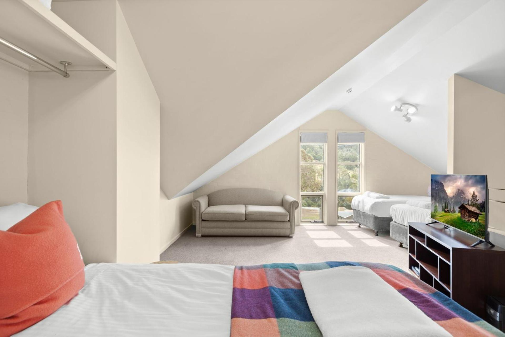 Village Green 2 Bedroom Loft Townhouse With Views Fireplace And Garage Parking Thredbo Bagian luar foto