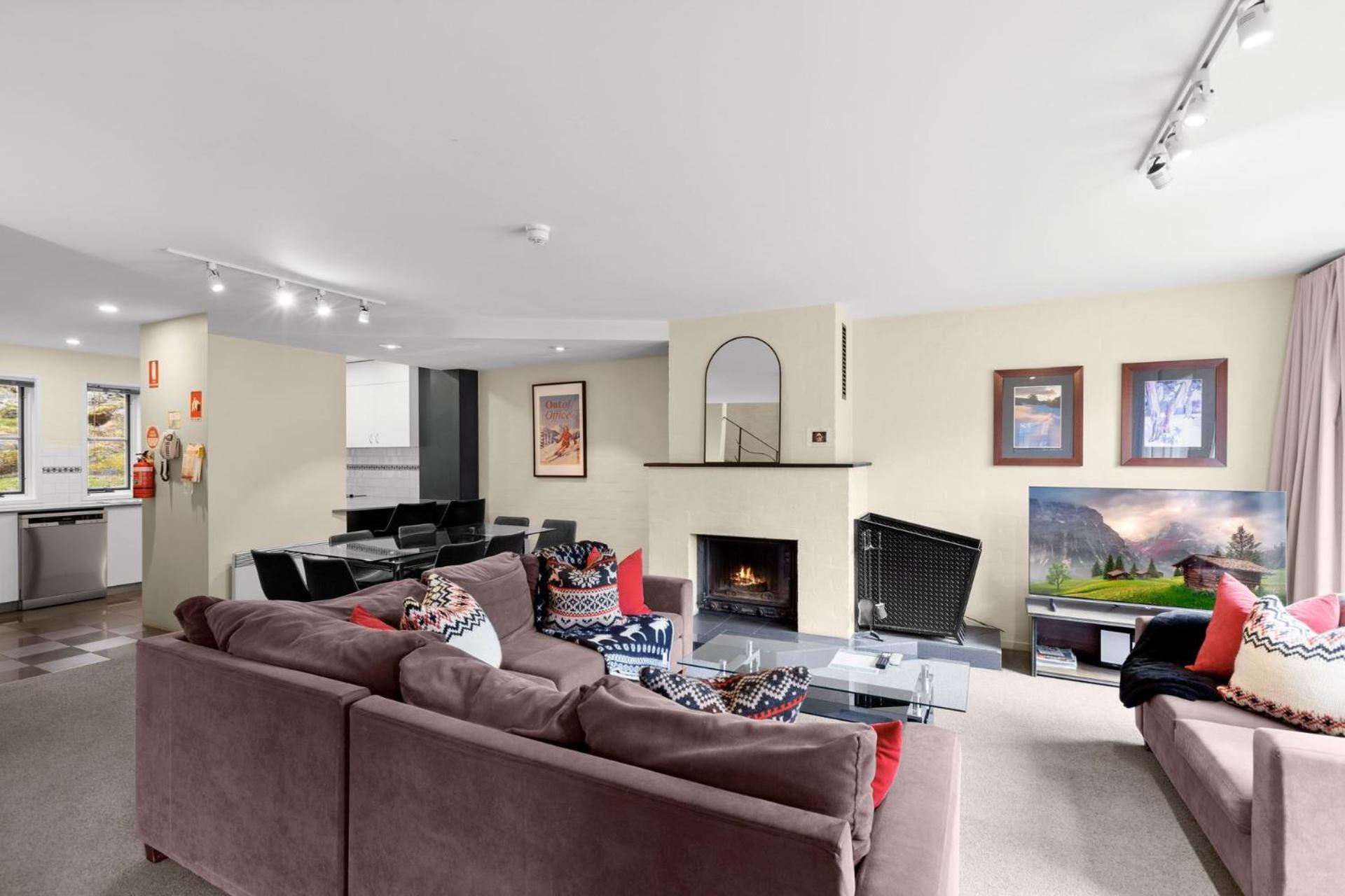 Village Green 2 Bedroom Loft Townhouse With Views Fireplace And Garage Parking Thredbo Bagian luar foto