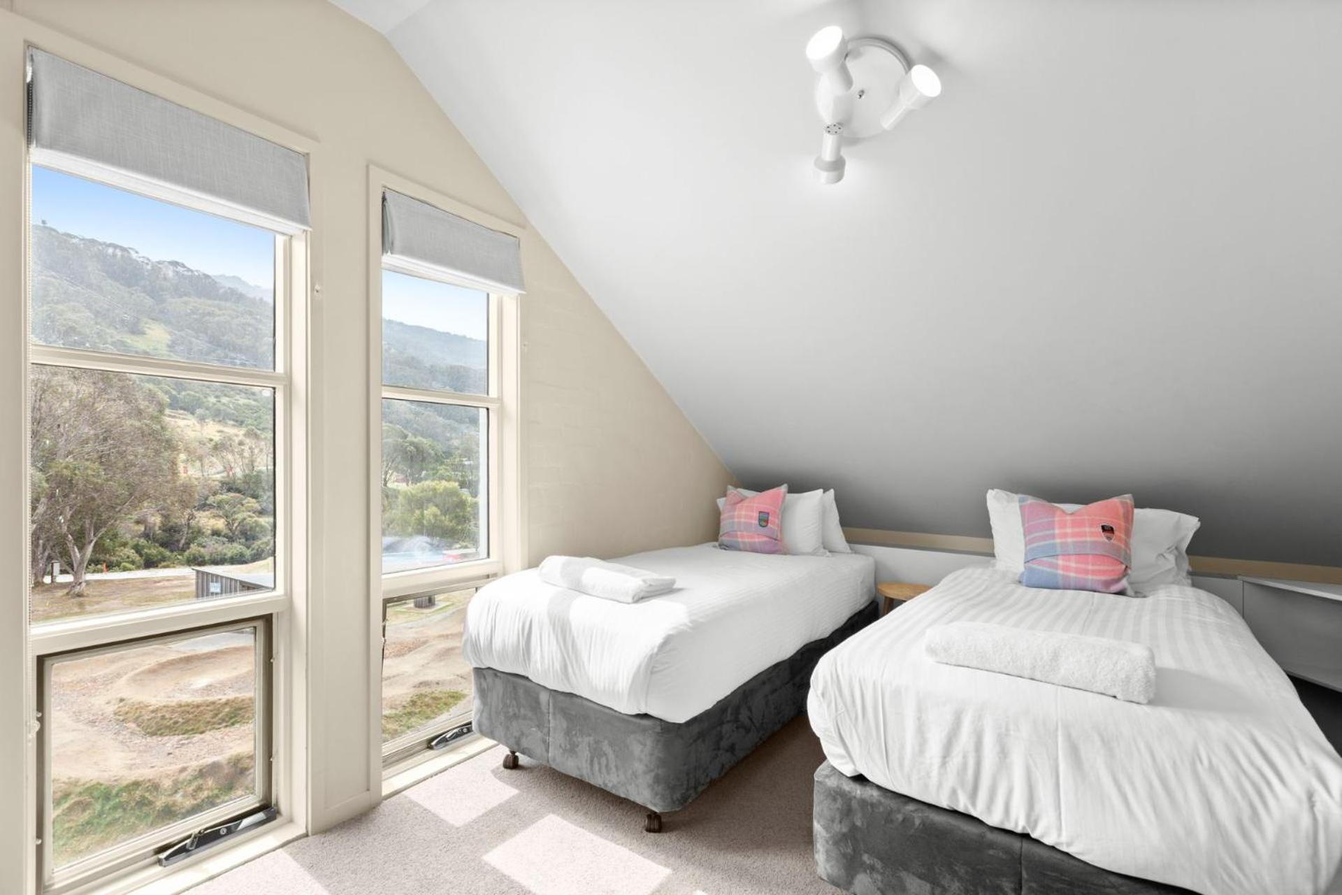 Village Green 2 Bedroom Loft Townhouse With Views Fireplace And Garage Parking Thredbo Bagian luar foto