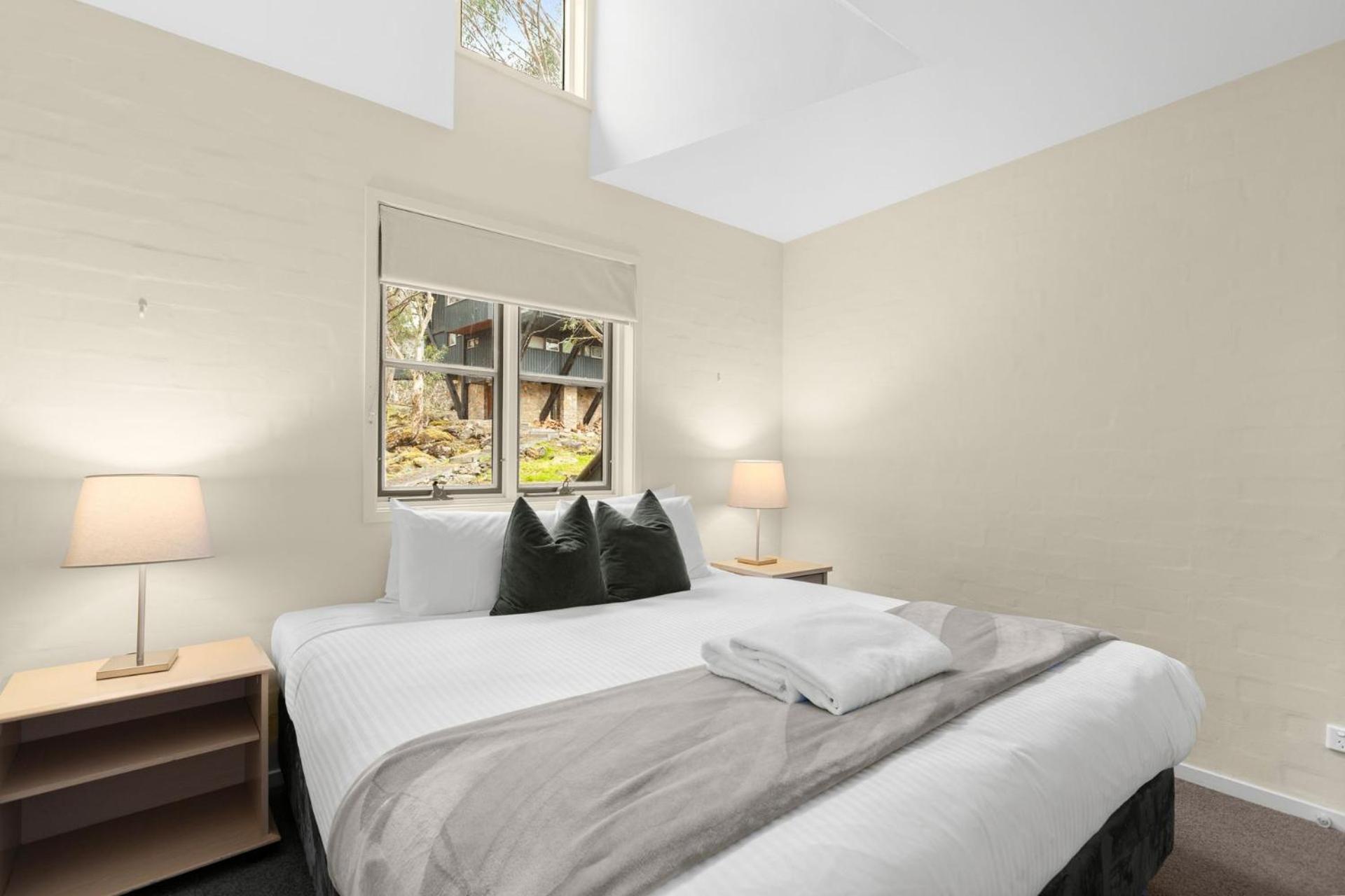 Village Green 2 Bedroom Loft Townhouse With Views Fireplace And Garage Parking Thredbo Bagian luar foto