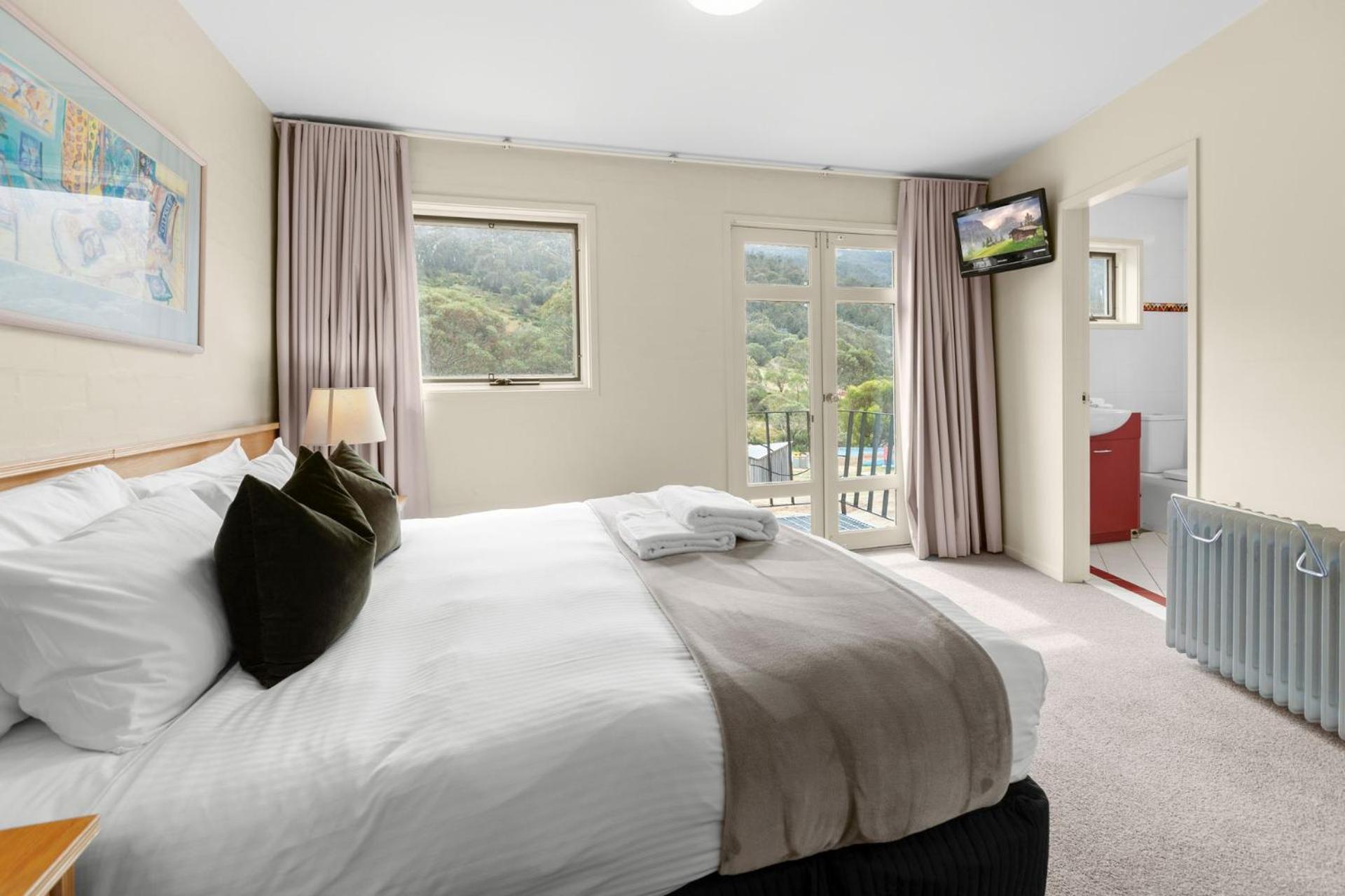 Village Green 2 Bedroom Loft Townhouse With Views Fireplace And Garage Parking Thredbo Bagian luar foto