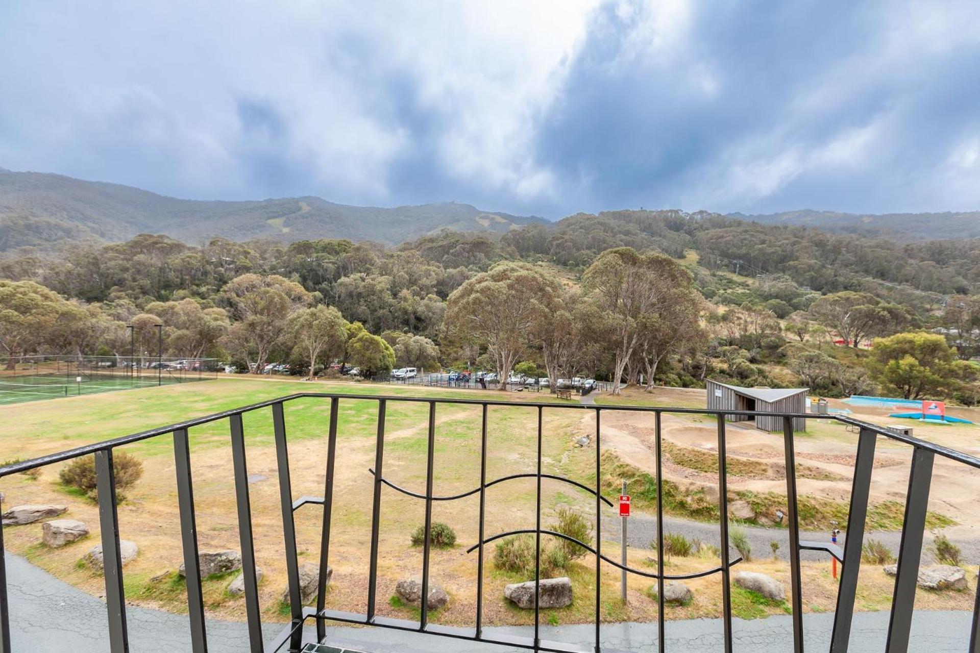 Village Green 2 Bedroom Loft Townhouse With Views Fireplace And Garage Parking Thredbo Bagian luar foto