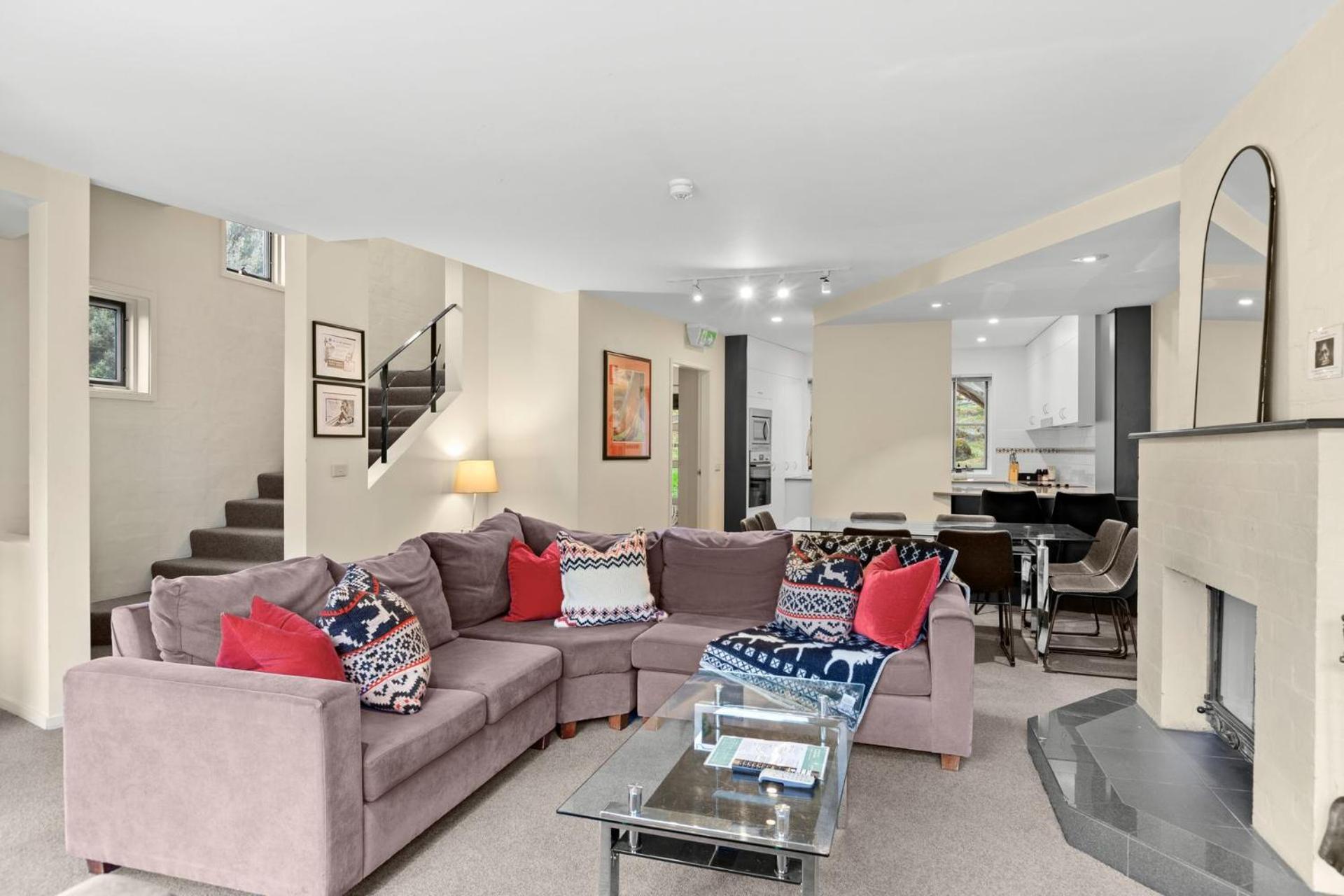 Village Green 2 Bedroom Loft Townhouse With Views Fireplace And Garage Parking Thredbo Bagian luar foto