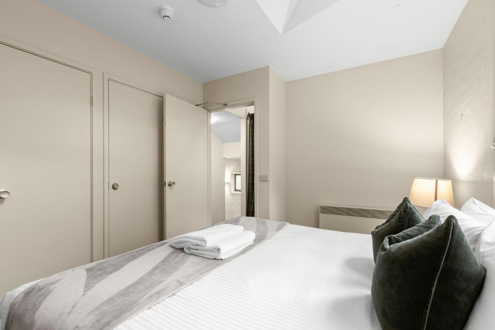 Village Green 2 Bedroom Loft Townhouse With Views Fireplace And Garage Parking Thredbo Bagian luar foto