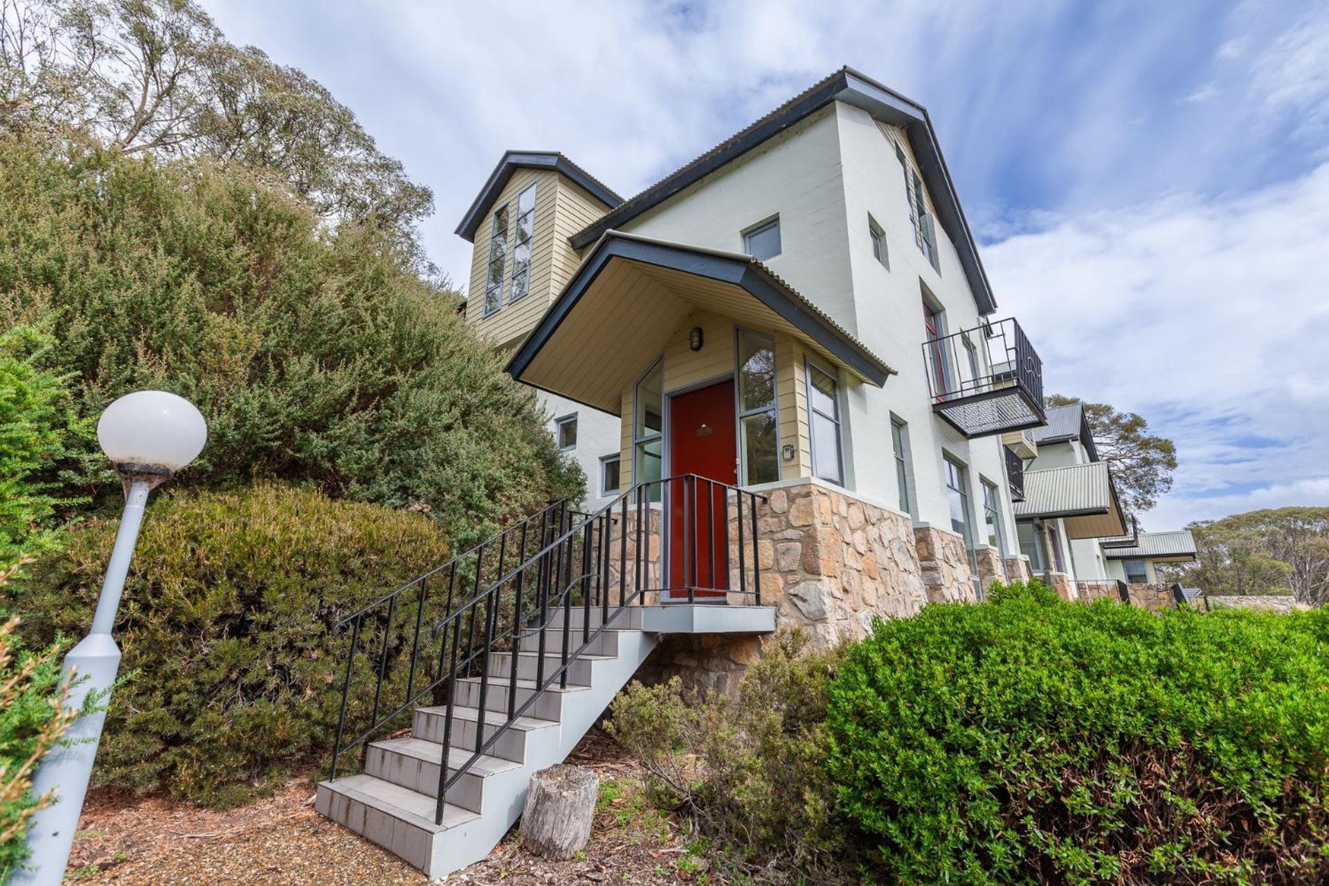 Village Green 2 Bedroom Loft Townhouse With Views Fireplace And Garage Parking Thredbo Bagian luar foto
