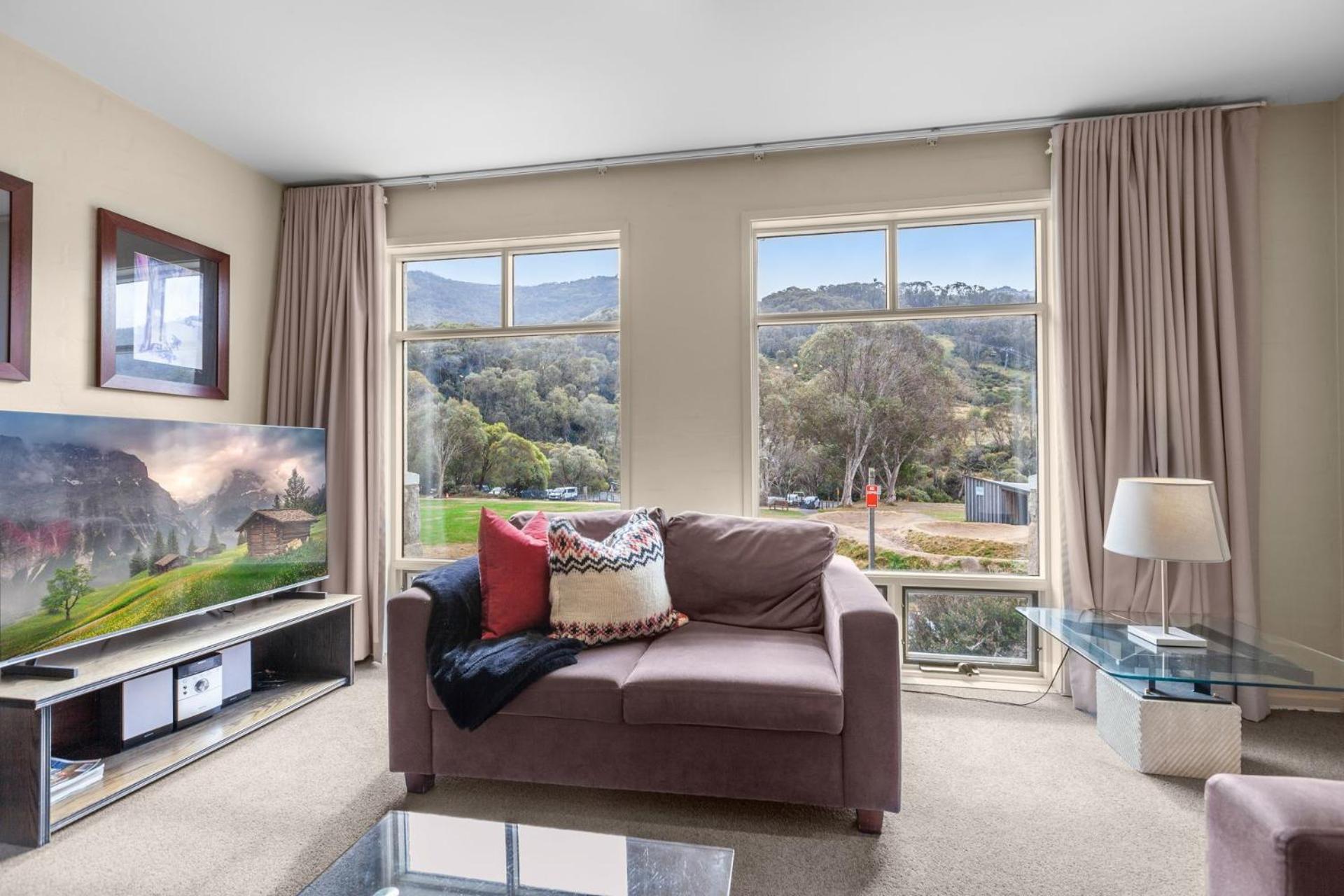 Village Green 2 Bedroom Loft Townhouse With Views Fireplace And Garage Parking Thredbo Bagian luar foto