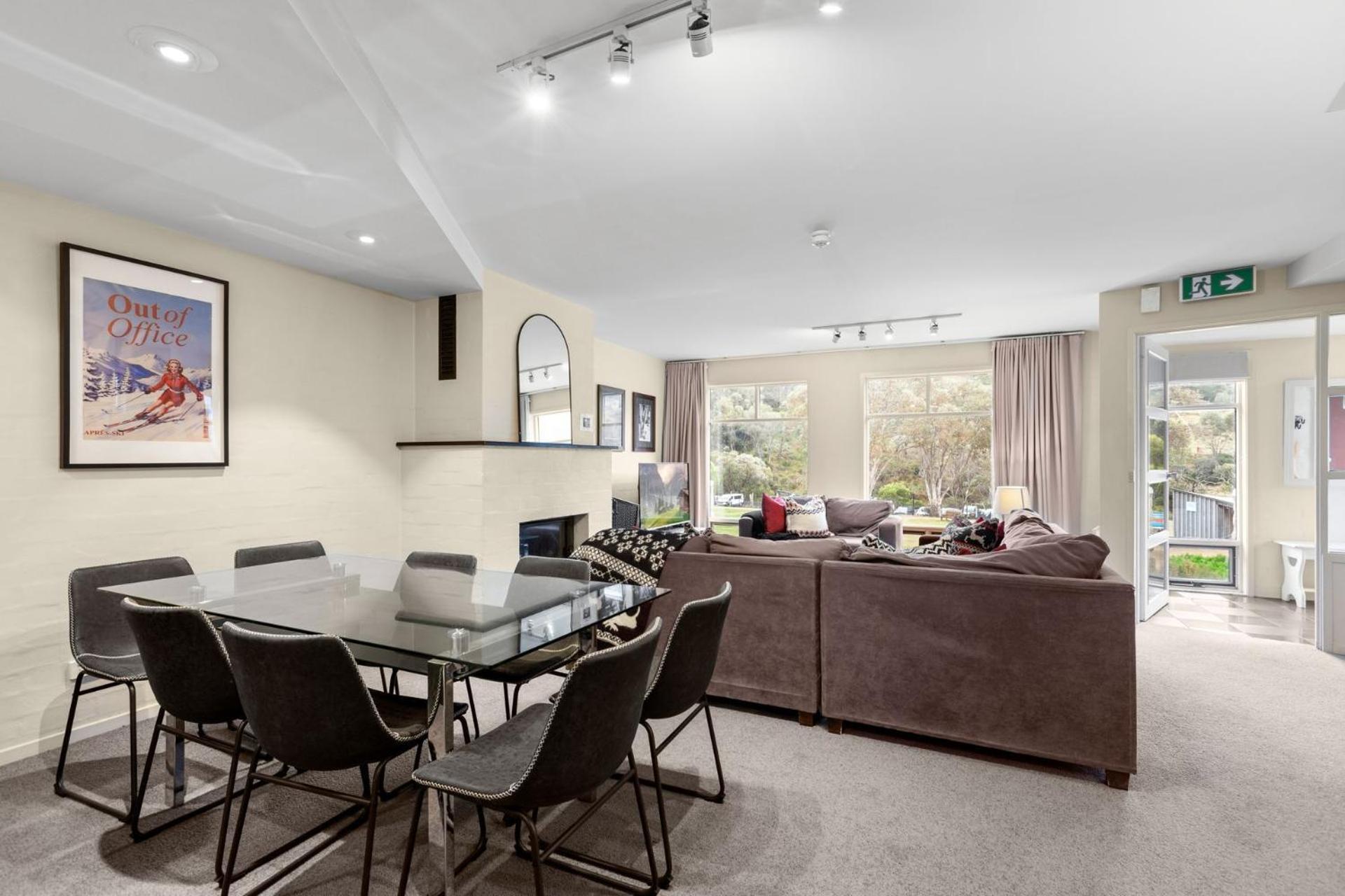 Village Green 2 Bedroom Loft Townhouse With Views Fireplace And Garage Parking Thredbo Bagian luar foto