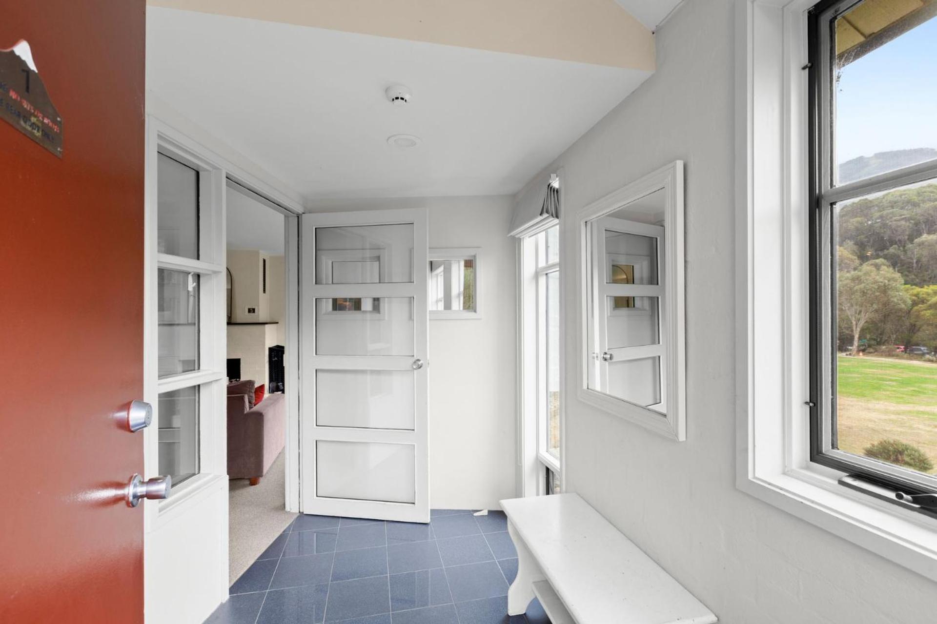 Village Green 2 Bedroom Loft Townhouse With Views Fireplace And Garage Parking Thredbo Bagian luar foto