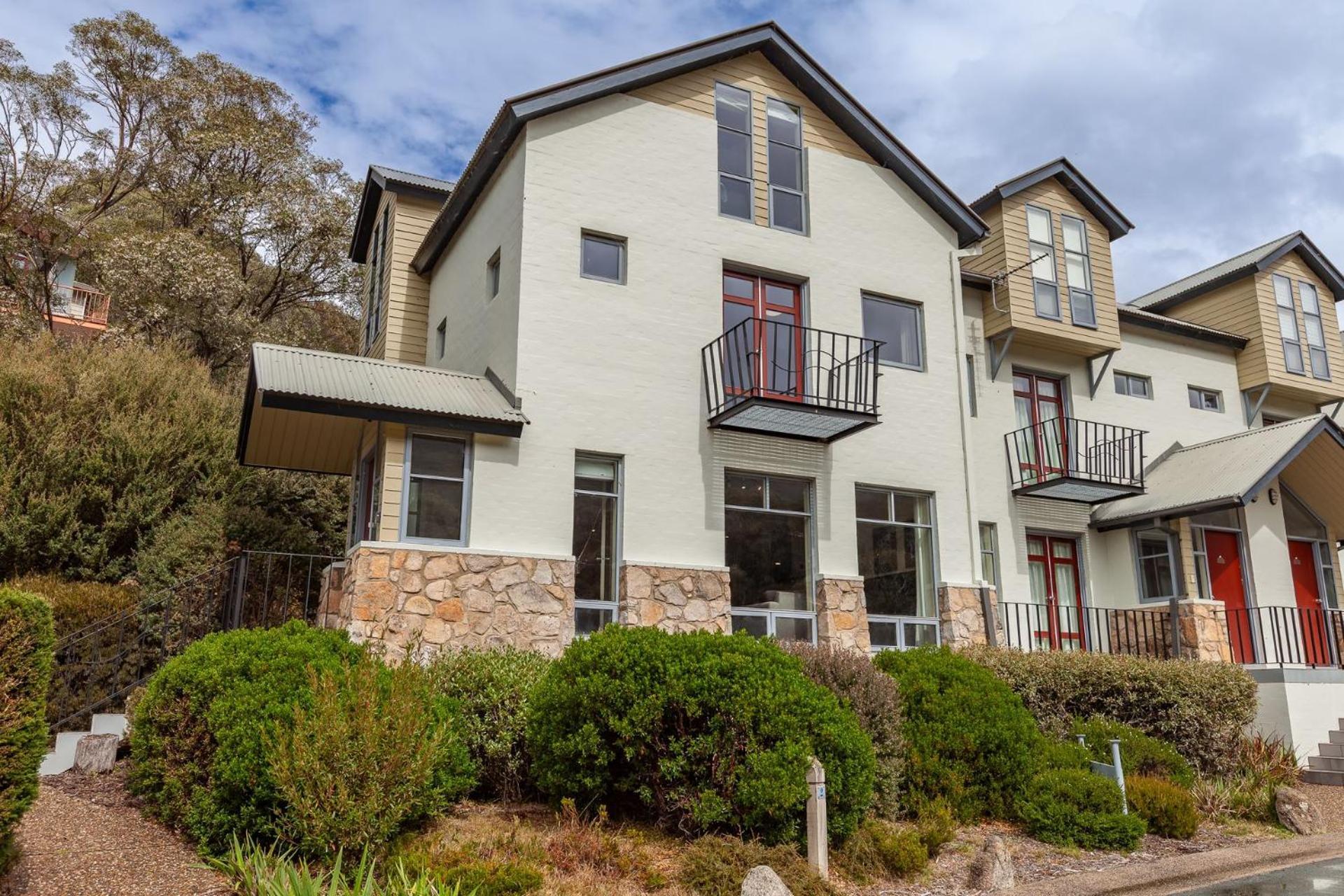 Village Green 2 Bedroom Loft Townhouse With Views Fireplace And Garage Parking Thredbo Bagian luar foto